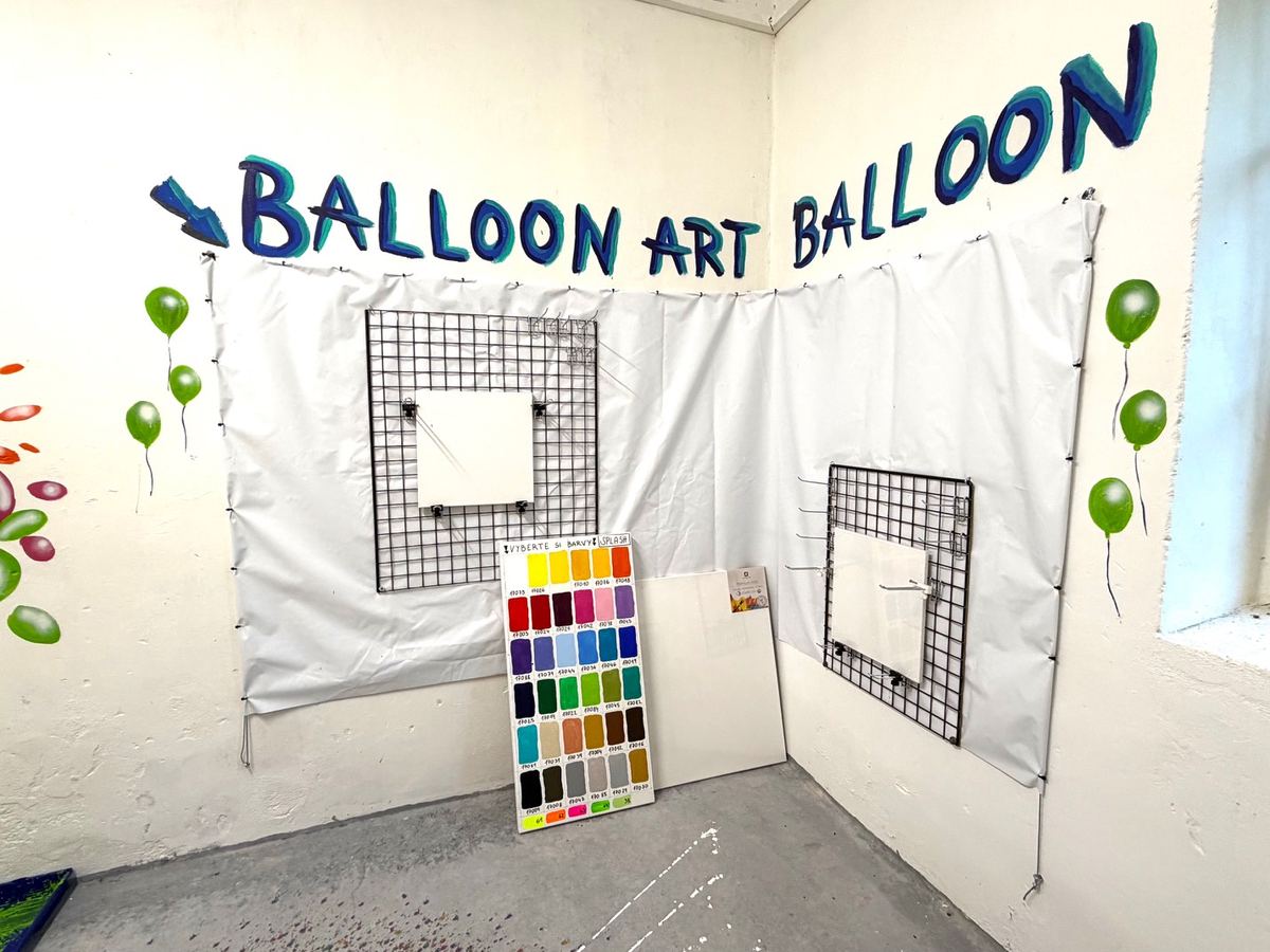 Shooting Art – stěna ateliéru s balonky naplněnými barvou